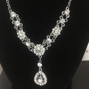 Elegant silver tone necklace